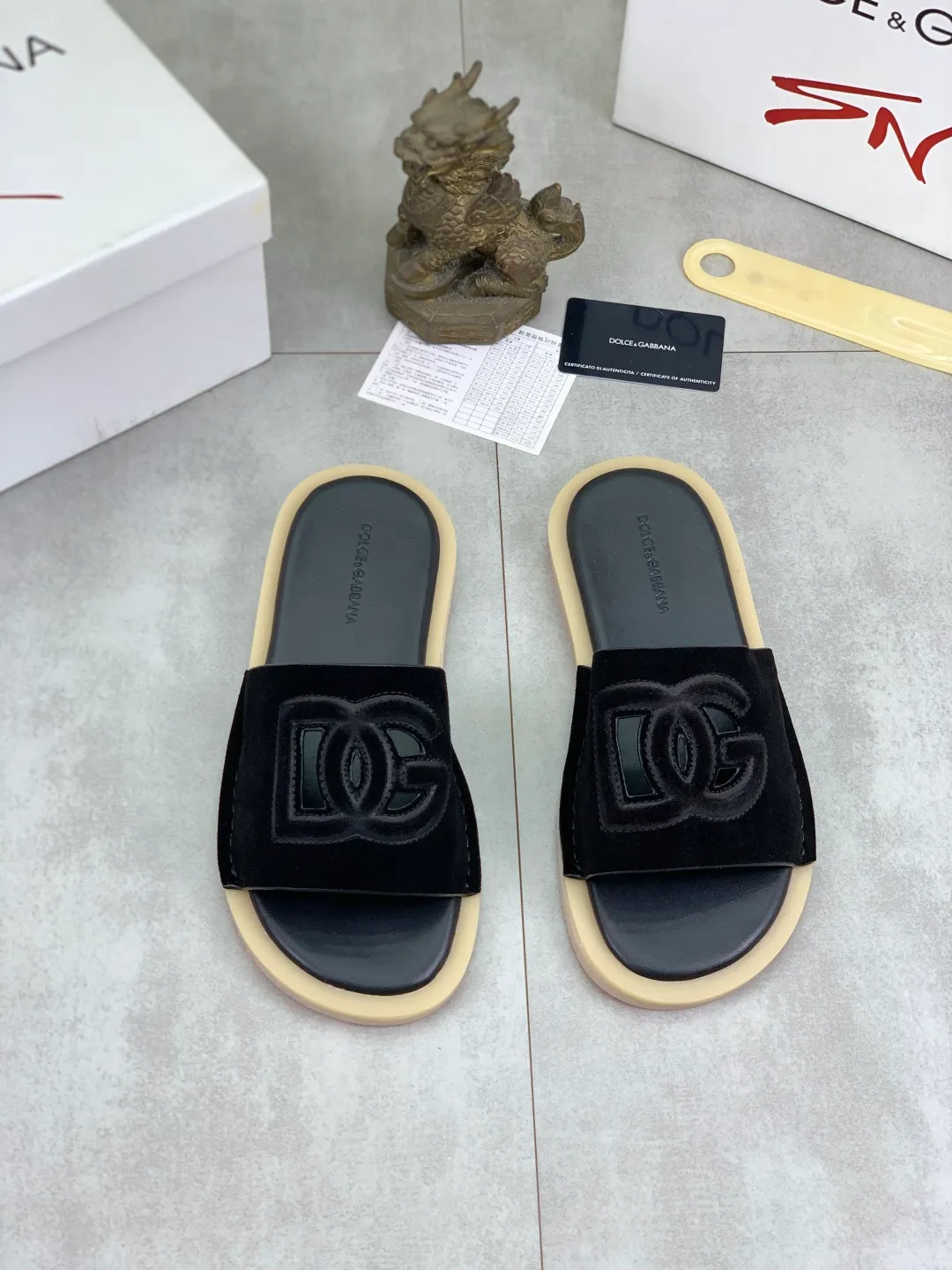 Men's shoes 💰P340 [New model] 💰High quality slippers💎💎💎 DG official website synchronizes the latest slippers 🩴 The highest version on the market, accept material comparison, shoe type comparison, process comparison, practical and textured, versatile and suitable for any occasion, the more you look at it, the more flavorful it becomes. Purely handmade craftsmanship - Upper material, calfskin imported from Italy 🇮🇹 - High-quality water-dyed sheepskin lining - Original high-quality private model customized combination outsole (super comfortable) -Size: 38-45 Color: 6️⃣ colors available